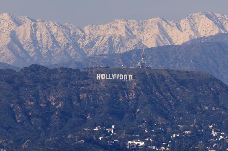 Những ngọn núi phủ đầy tuyết bao quanh biển hiệu Hollywood ở thành phố Los Angeles sau một loạt cơn bão mùa đông ở Los Angeles, California, ngày 2 tháng 3. REUTERS/Mike Blake
