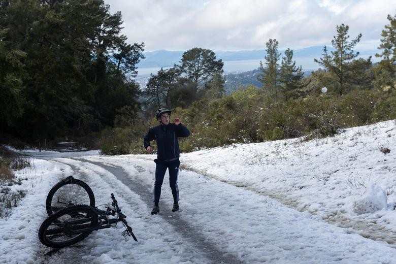 Cảnh tuyết rơi trắng xóa hiếm hoi ở California Cảnh tuyết rơi trắng xóa hiếm hoi ở California