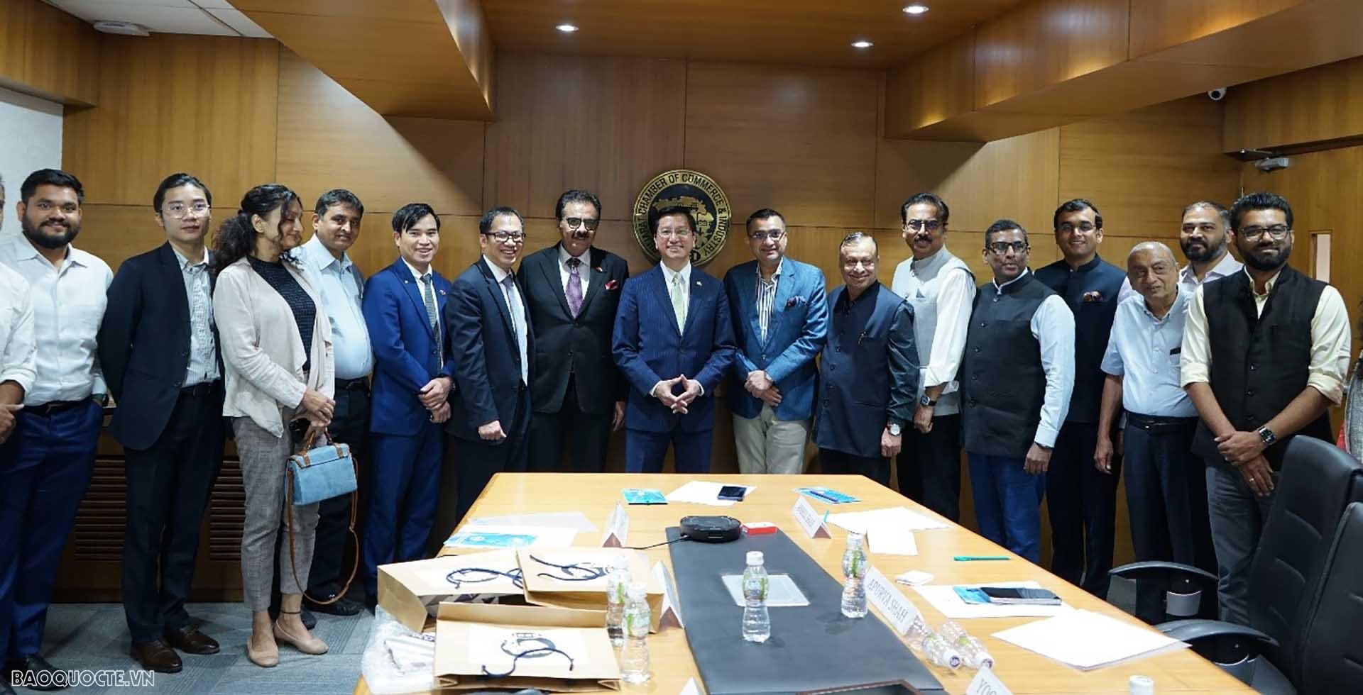 Đại sứ Nguyễn Thanh Hải tiếp xúc với khoảng 30 thành viên Phòng Thương mại và Công nghiệp Gujarat Đại sứ Nguyễn Thanh Hải tiếp xúc với khoảng 30 thành viên Phòng Thương mại và Công nghiệp Gujarat