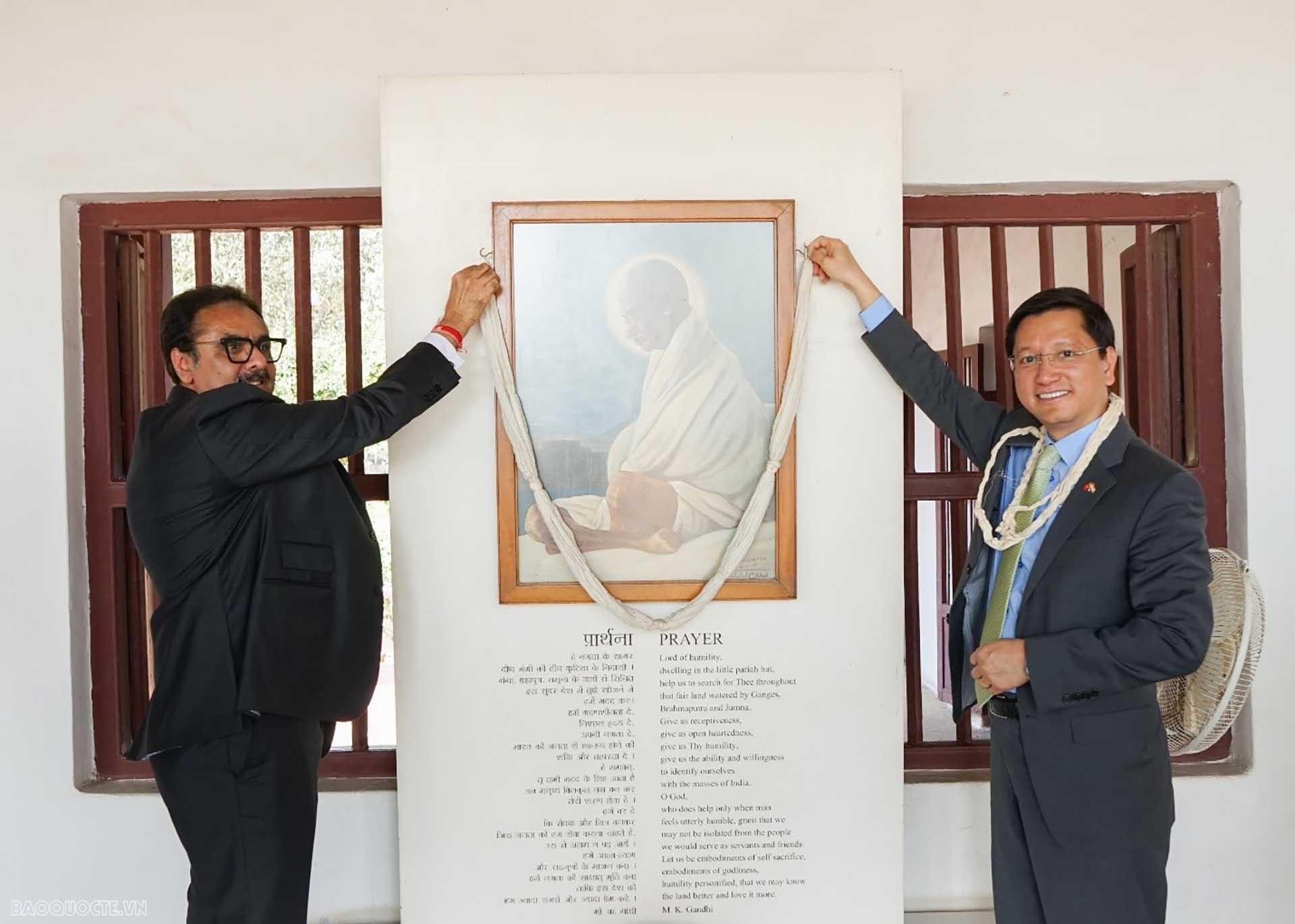 Đại sứ Thanh Hải thăm Sabarmati Ashram, nơi lãnh tụ Mahatma Gandhi đã hoạt động từ năm 1917 - 1930. Đại sứ Thanh Hải thăm Sabarmati Ashram, nơi lãnh tụ Mahatma Gandhi đã hoạt động từ năm 1917 - 1930.