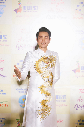 Ca sĩ Phi Hùng, Hoa hậu H'Hen Niê tâm sự về niềm đam mê bất tận với áo dài dân tộc