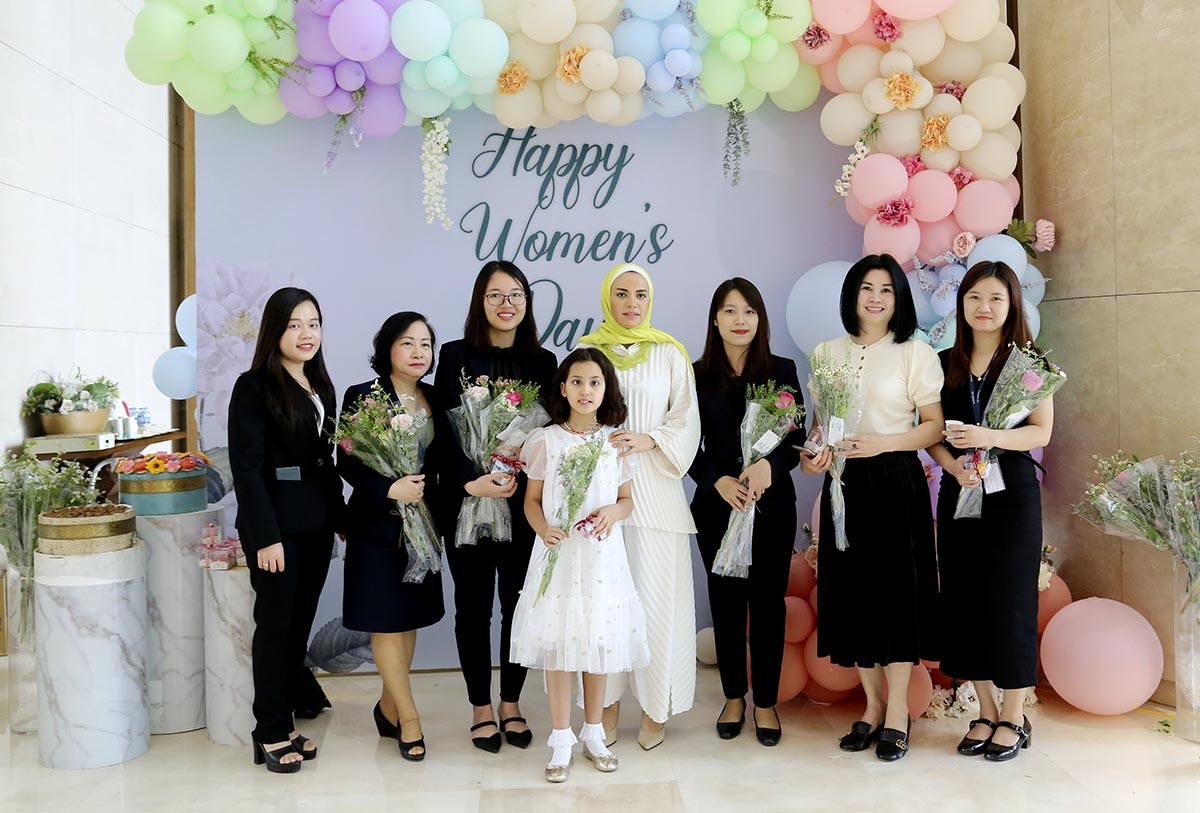 Đại sứ quán Saudi Arabia tại Hà Nội tặng quà tri ân phụ nữ nhân ngày 8/3 Đại sứ quán Saudi Arabia tại Hà Nội tặng quà tri ân phụ nữ nhân ngày 8/3