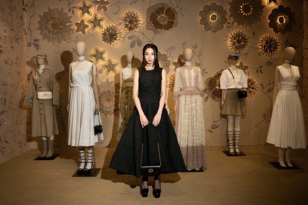 Ở loạt ảnh khác, cô lăng xê đầm đen xòe phong cách gothic. Những thiết kế dáng dấp gothic gợi nhắc thời hưng thịnh của cựu giám đốc sáng tạo John Galliano.