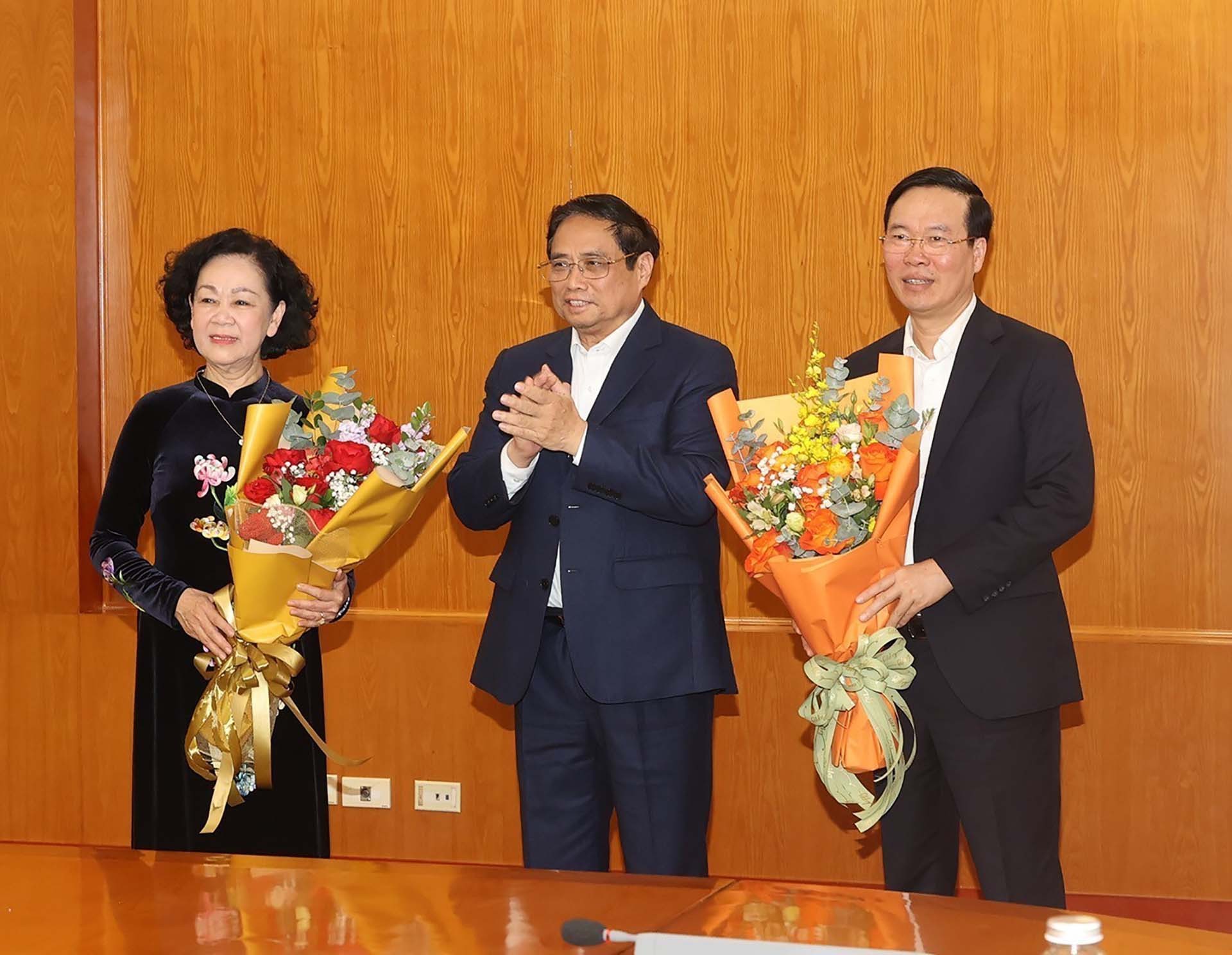 Đồng chí Phạm Minh Chính, Ủy viên Bộ Chính trị, Thủ tướng Chính phủ chúc mừng đồng chí Võ Văn Thưởng, Ủy viên Bộ Chính trị, Chủ tịch nước và đồng chí Trương Thị Mai, Ủy viên Bộ Chính trị, Thường trực Ban Bí thư. (Nguồn: TTXVN) Đồng chí Phạm Minh Chính, Ủy viên Bộ Chính trị, Thủ tướng Chính phủ chúc mừng đồng chí Võ Văn Thưởng, Ủy viên Bộ Chính trị, Chủ tịch nước và đồng chí Trương Thị Mai, Ủy viên Bộ Chính trị, Thường trực Ban Bí thư. (Nguồn: TTXVN)