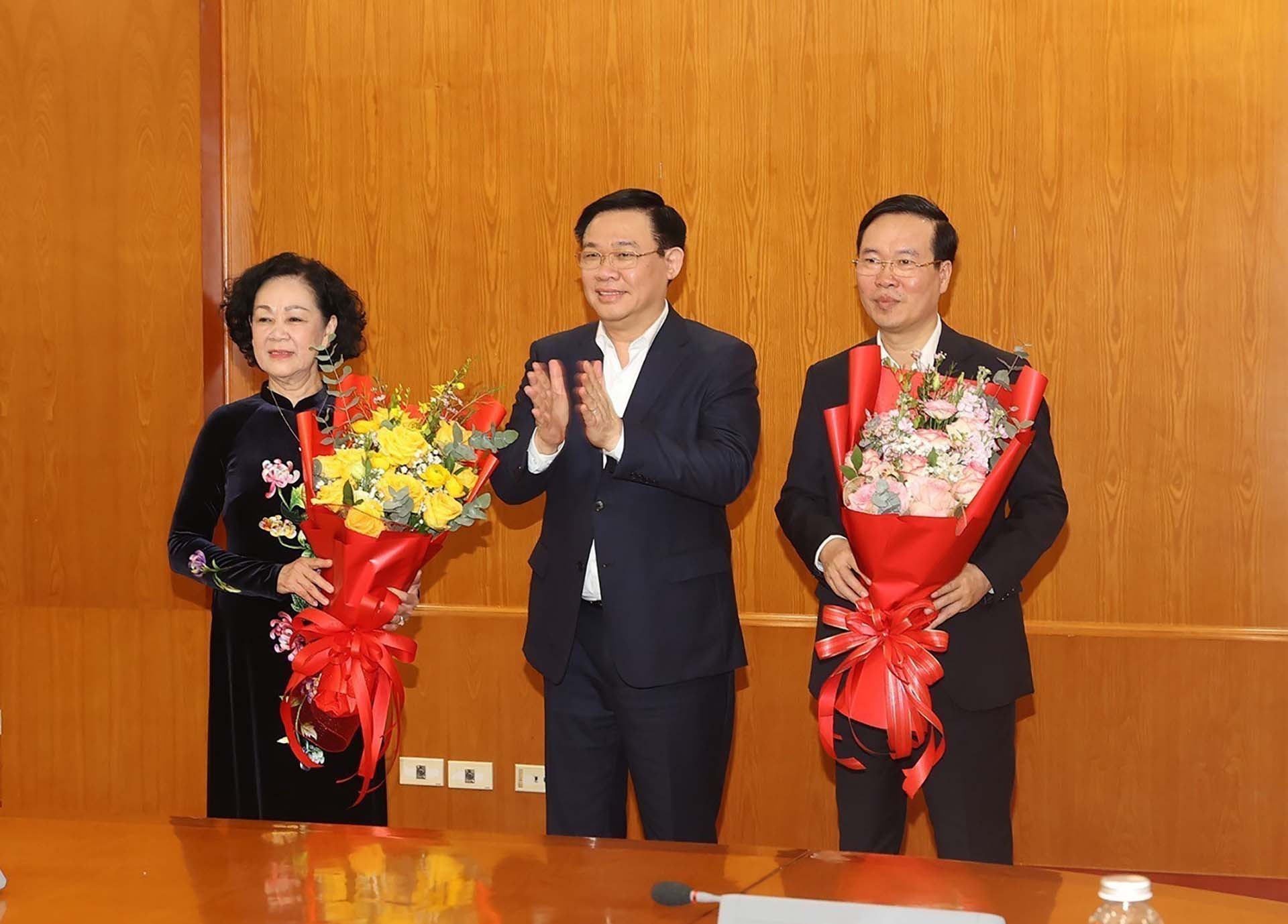 Đồng chí Vương Đình Huệ, Ủy viên Bộ Chính trị, Chủ tịch Quốc hội chúc mừng đồng chí Võ Văn Thưởng, Ủy viên Bộ Chính trị, Chủ tịch nước và đồng chí Trương Thị Mai, Ủy viên Bộ Chính trị, Thường trực Ban Bí thư. (Nguồn: TTXVN) Đồng chí Vương Đình Huệ, Ủy viên Bộ Chính trị, Chủ tịch Quốc hội chúc mừng đồng chí Võ Văn Thưởng, Ủy viên Bộ Chính trị, Chủ tịch nước và đồng chí Trương Thị Mai, Ủy viên Bộ Chính trị, Thường trực Ban Bí thư. (Nguồn: TTXVN)