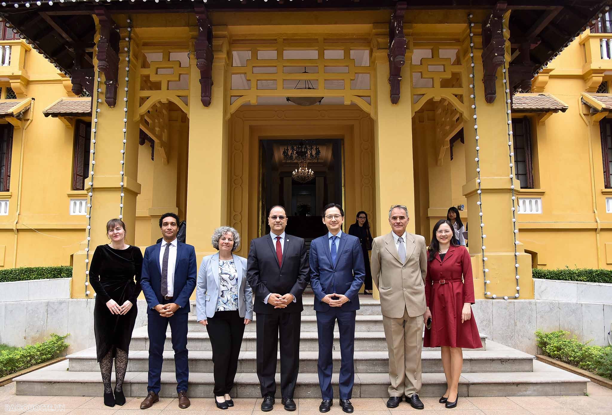 Thứ trưởng Đỗ Hùng Việt tiếp Tổng Giám đốc Cơ quan Đại học Pháp ngữ Thứ trưởng Đỗ Hùng Việt tiếp Tổng giám đốc Cơ quan Đại học Pháp ngữ