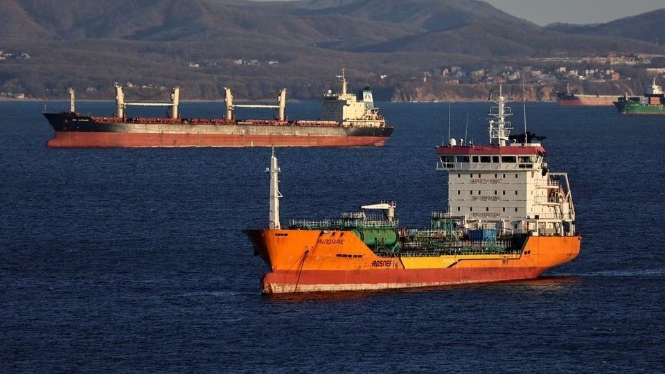 khong muon canh tranh voi an do mua dau nga trung quoc tim thay mo vang moi