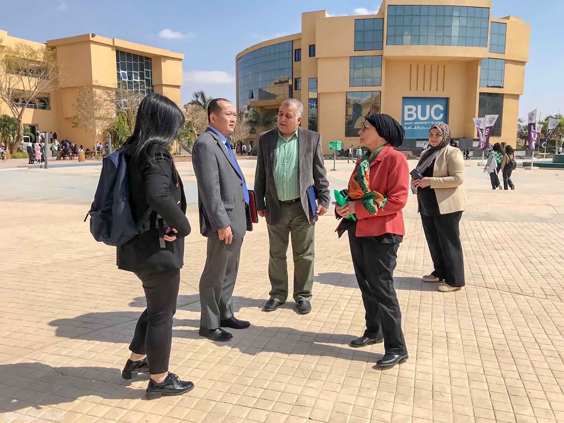 Đại sứ Nguyễn Huy Dũng làm việc với lãnh đạo Đại học Badr tại Cairo và Trung tâm nghiên cứu toàn cầu thuộc Đại học này.