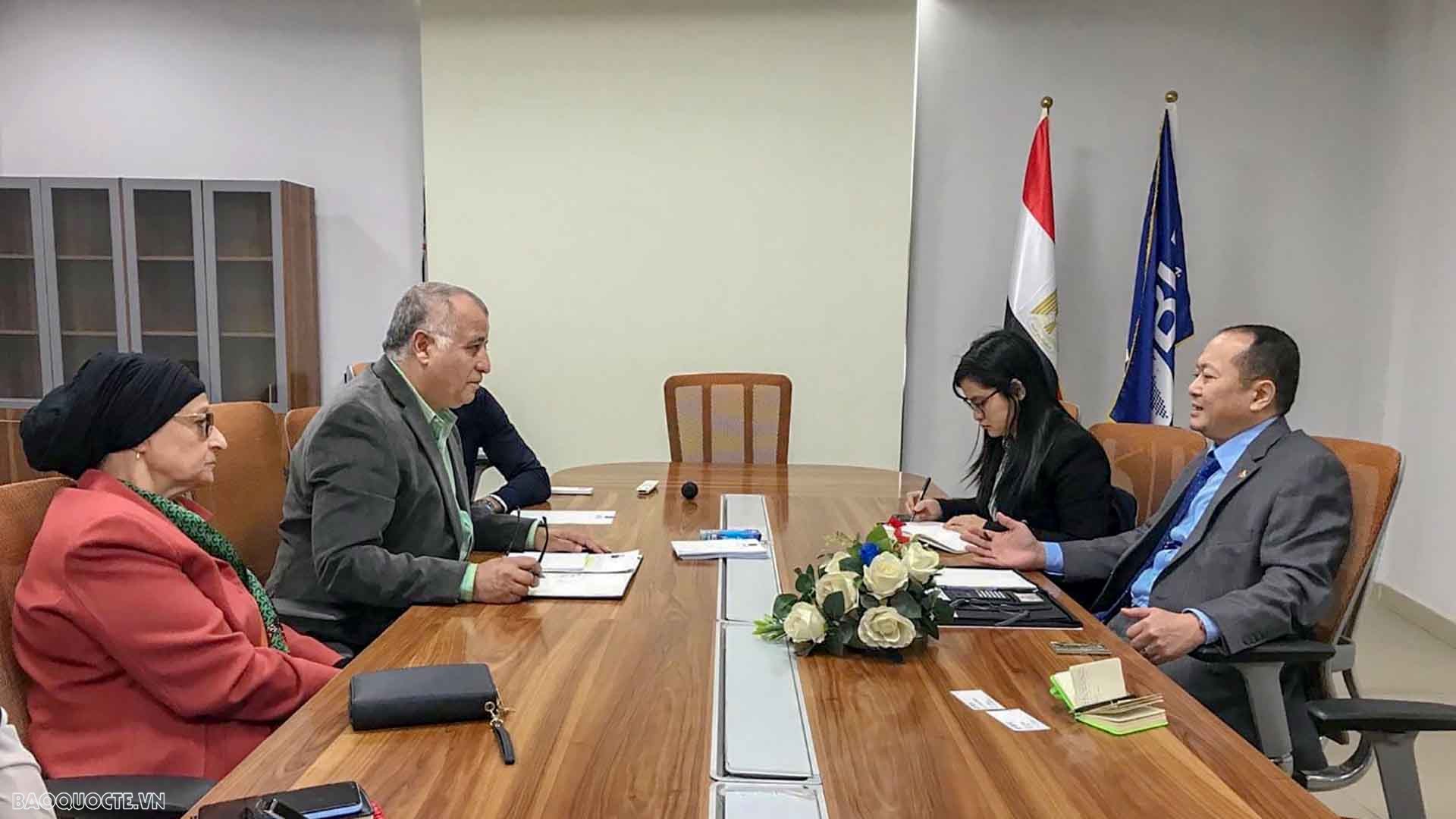 Đại sứ Nguyễn Huy Dũng làm việc với lãnh đạo Đại học Badr tại Cairo và Trung tâm nghiên cứu toàn cầu thuộc Đại học này.