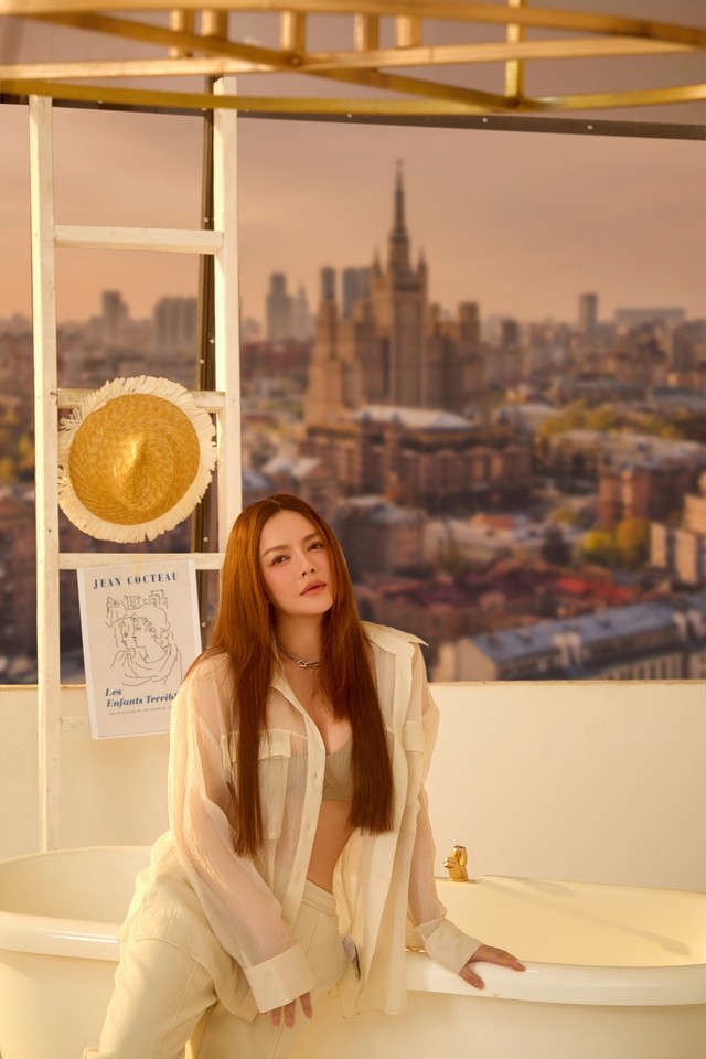 Lý Nhã Kỳ gợi cảm ngày 8/3