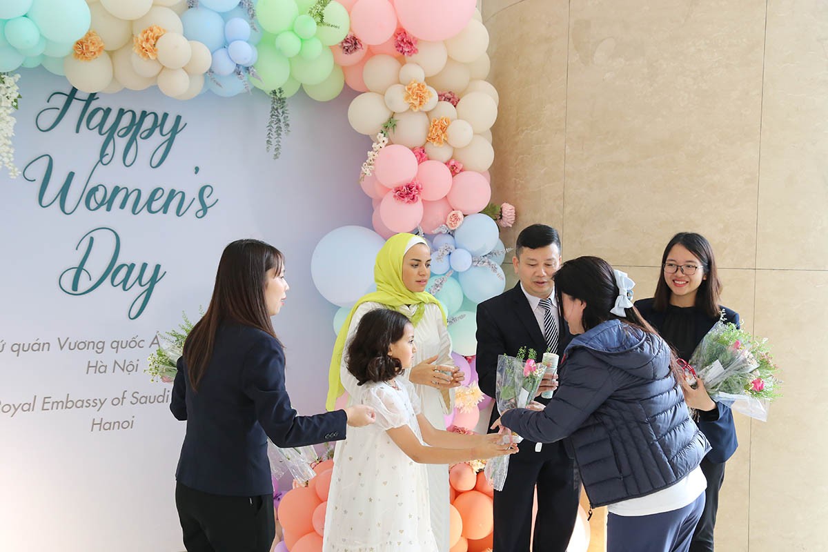 Phụ nữ Việt Nam và phụ nữ Saudi Arabia: Cùng có vị trí đặc biệt và cùng được quan tâm đặc biệt Phụ nữ Việt Nam và phụ nữ Saudi Arabia: Cùng có vị trí đặc biệt và cùng được quan tâm đặc biệt