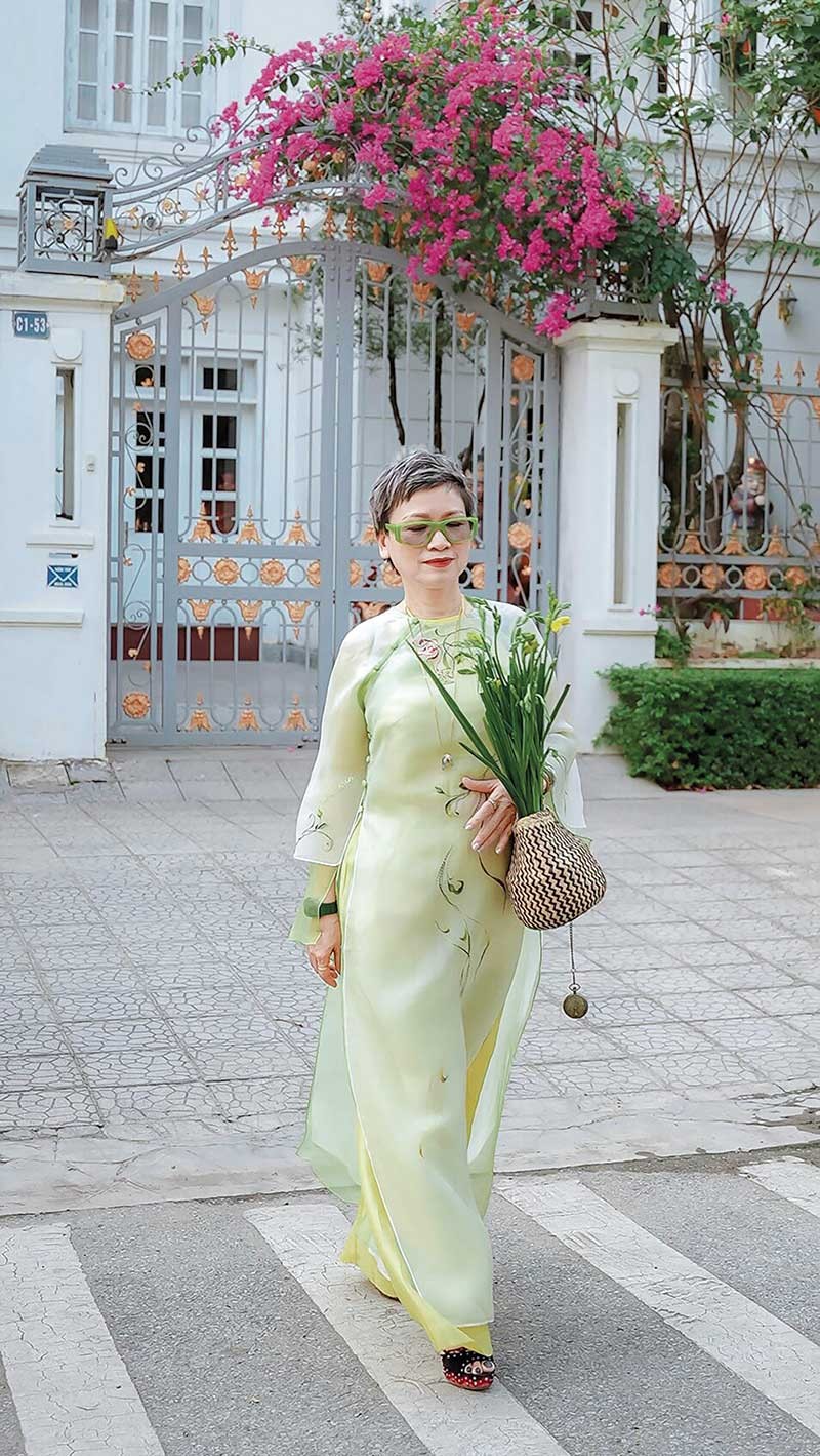 NTK Xuân Thu với thiết kế trong bộ sưu tập. NTK Xuân Thu với thiết kế trong bộ sưu tập.