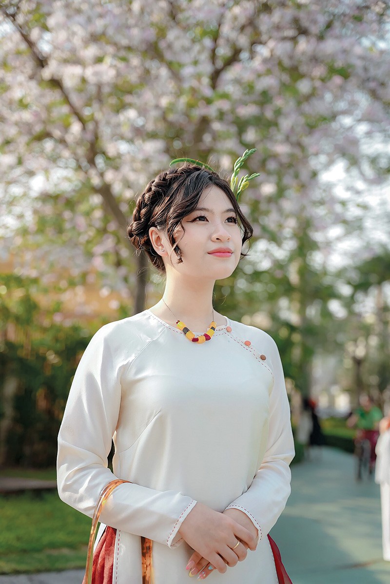 NTK Nguyên Khanh với thiết kế trong bộ sưu tập. NTK Nguyên Khanh với thiết kế trong bộ sưu tập.