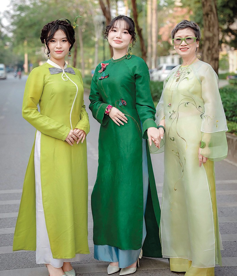 Các thiết kế trong bộ sưu tập “Đôi tay mẹ”. Các thiết kế trong bộ sưu tập “Đôi tay mẹ”.