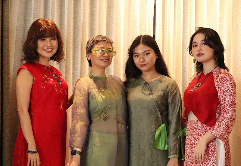 Nhà thiết kế Xuân Thu: Câu chuyện ba thế hệ trong chiếc áo dài