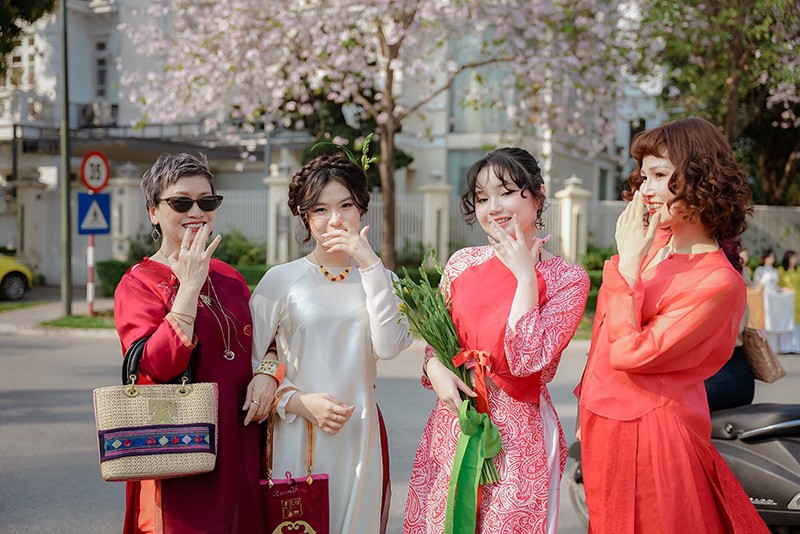 Nhà thiết kế Xuân Thu: Câu chuyện ba thế hệ trong chiếc áo dài