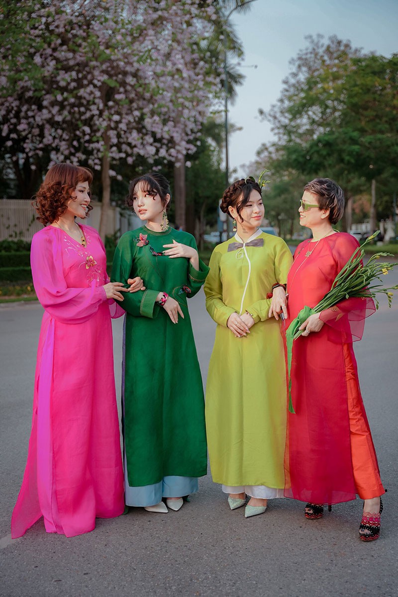 Nhà thiết kế Xuân Thu: Câu chuyện ba thế hệ trong chiếc áo dài
