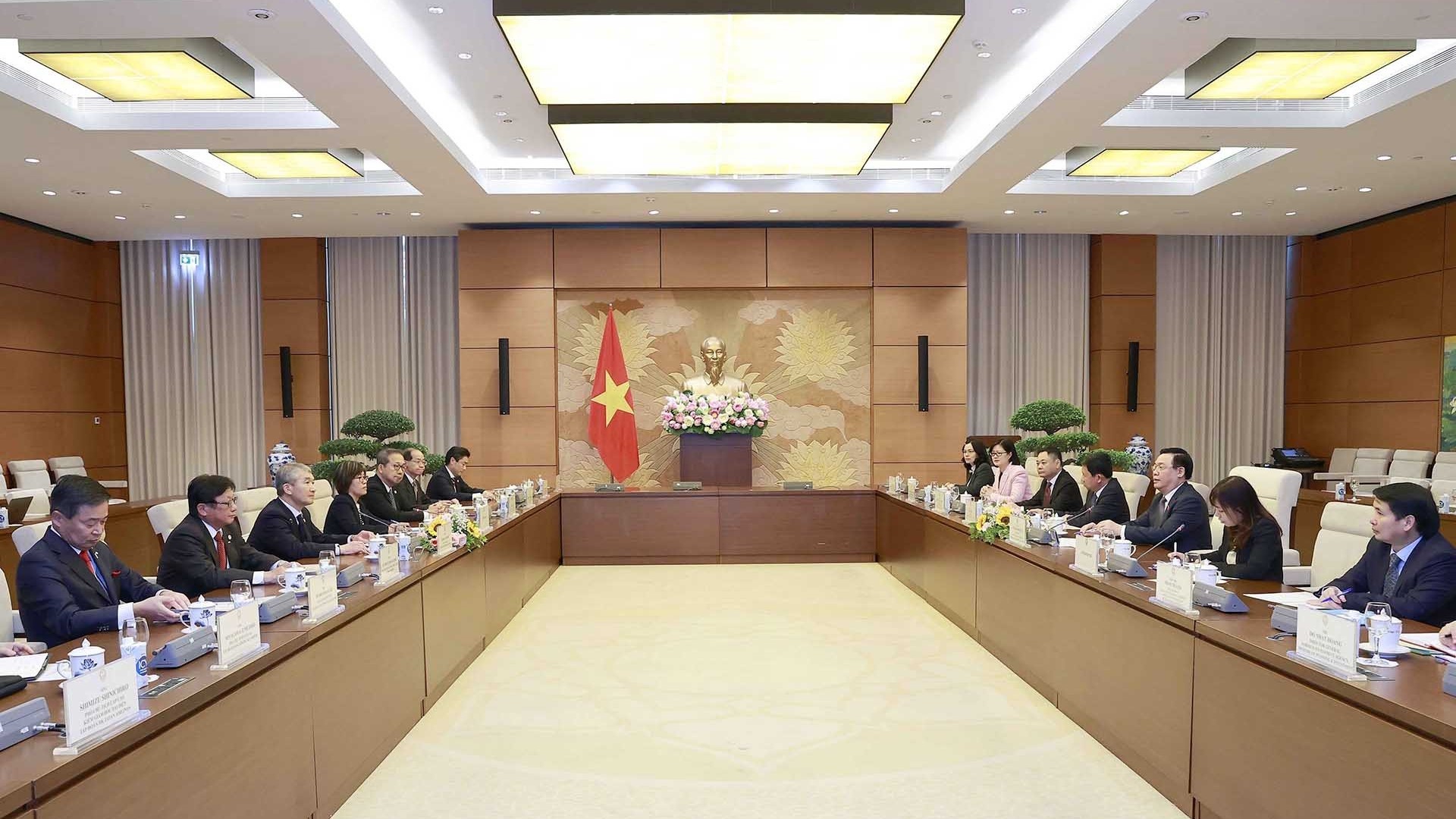 chu tich quoc hoi vuong dinh hue tiep doan cong tac cua lien doan cac to chuc kinh te nhat ban