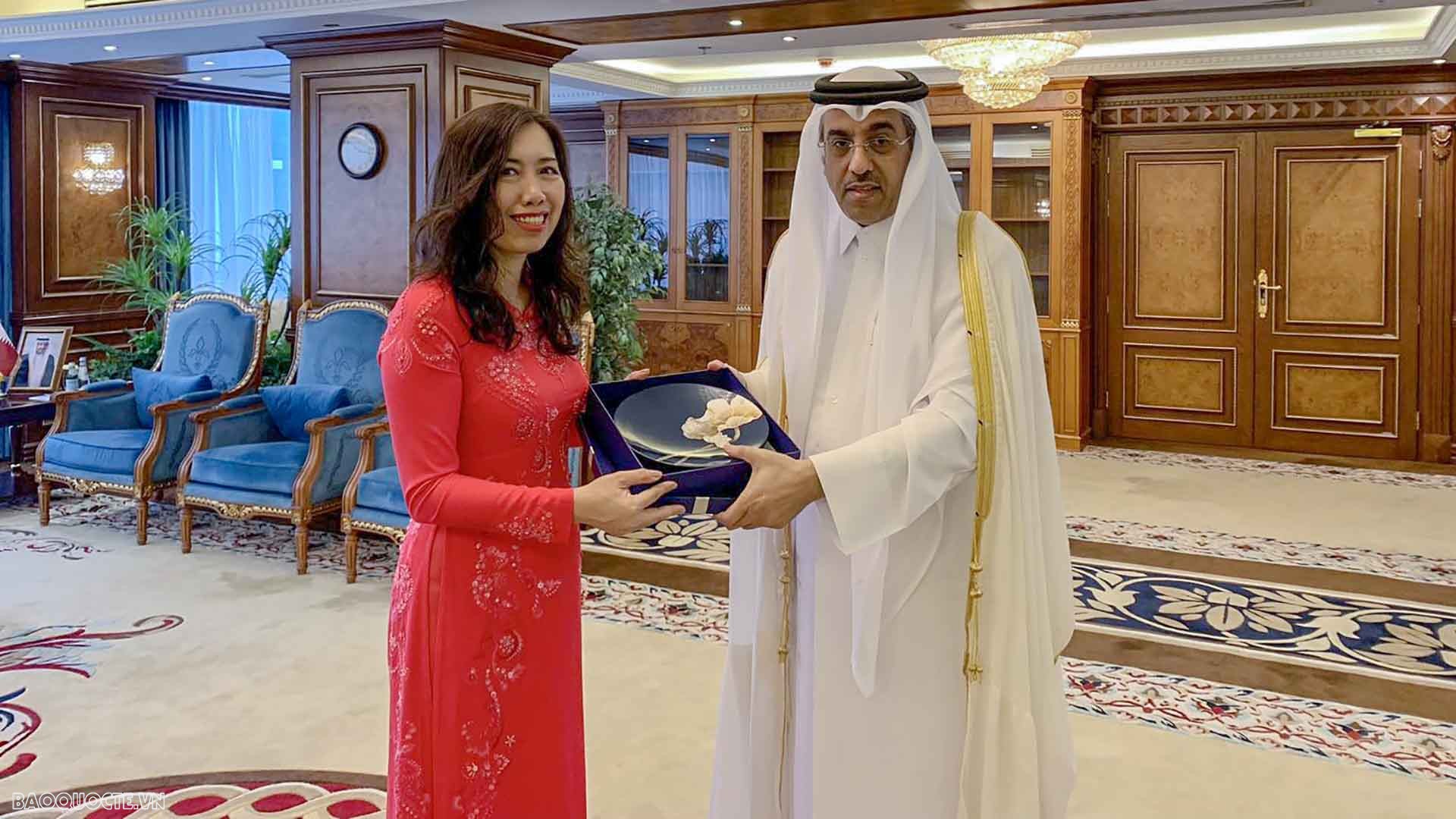 Thứ trưởng Bộ Ngoại giao Lê Thị Thu Hằng chào xã giao Bộ trưởng Bộ Lao động Qatar Ali Bin Saeed Bin Smaikh Al Marri.