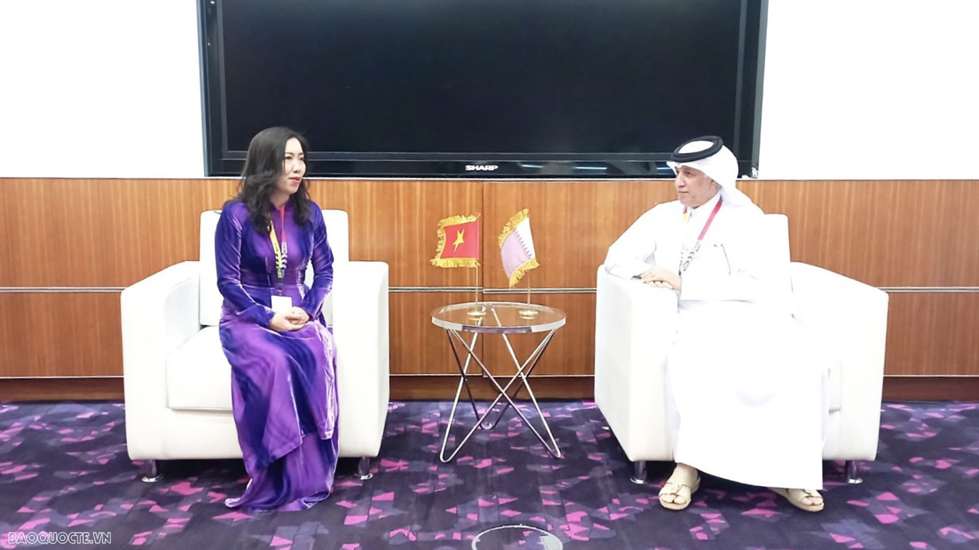 Thứ trưởng Bộ Ngoại giao Lê Thị Thu Hằng hội đàm với Quốc vụ khanh Bộ Ngoại giao Qatar Soltan bin Saad al-Muraikhi.