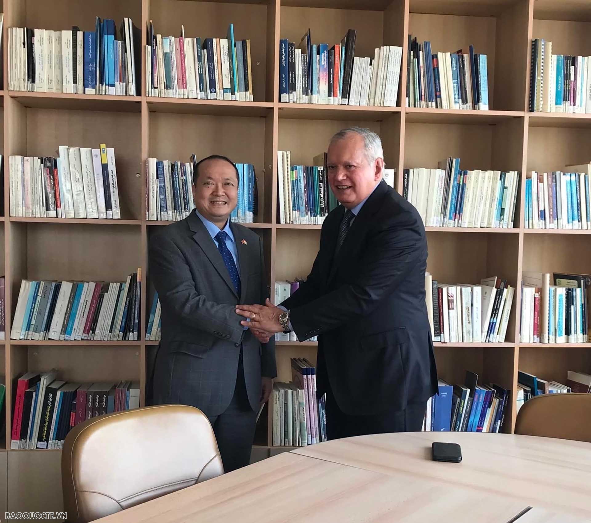 Đại sứ Nguyễn Huy Dũng thăm và làm việc với Hội đồng đối ngoại Ai Cập.