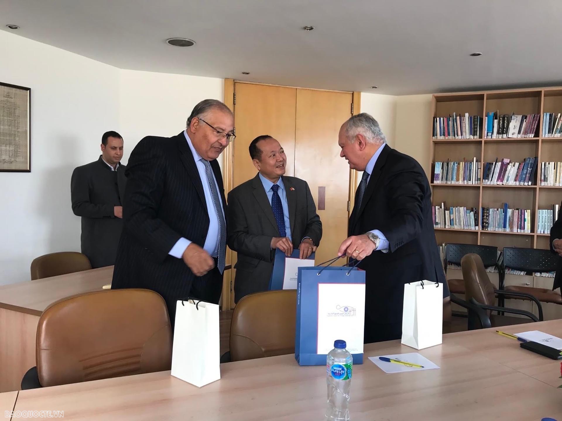 Đại sứ Nguyễn Huy Dũng thăm và làm việc với Hội đồng đối ngoại Ai Cập.