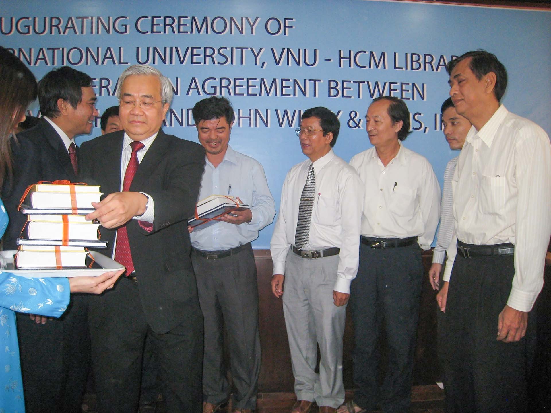 Hoạt động tặng sách ở quê nhà của TS. Võ Tá Hân. (Ảnh: NVCC) Hoạt động tặng sách ở quê nhà của TS. Võ Tá Hân. (Ảnh: NVCC)