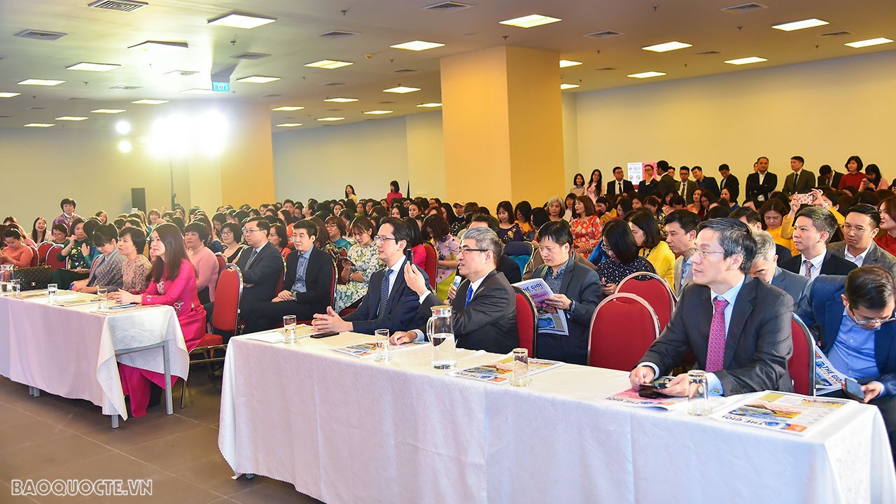 Đặc biệt, các chị em dù công việc cơ quan vất vả đến đâu, cũng cố gắng thu xếp, gánh vẹn tròn cả ‘hai vai’ lúc nào cũng giữ được ngọn lửa ấm dưới mỗi mái nhà, nuôi dưỡng và dạy dỗ những người con ngoan, trưởng thành, có ích cho xã hội.