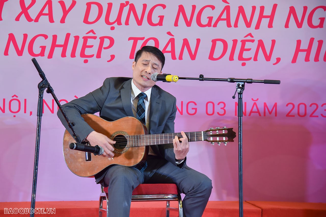 Đặc biệt màn biểu diễn bài hát bằng tiếp Ả rập “Ánh sáng đôi mắt” kết hợp với ghi ta của anh Nguyễn Đức Anh, Vụ Trung Đông-châu Phi đã thu hút được các chị em tham gia vỗ tay tán thưởng.