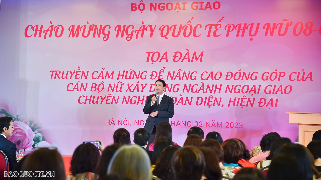 ‘Ca sĩ’ Nguyễn Anh Dũng, Cục Quản trị Tài vụ với “Right here waiting for you” đầy lãng mạn.