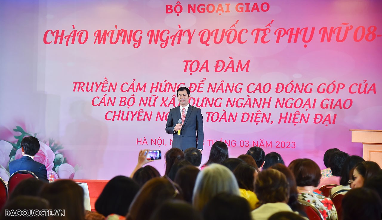 Và kết thúc là màn đơn ca “Sông Lô chiều cuối năm” của nam ‘ca sĩ’ Hoàng Dũng, Phó Chủ tịch Công đoàn Bộ.