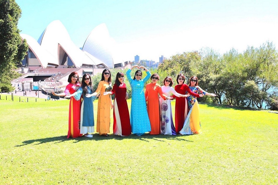 Chào mừng 113 năm Ngày quốc tế Phụ nữ: Khi tà áo dài tỏa sáng