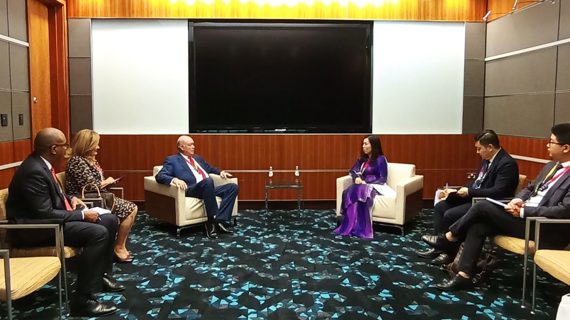 Thứ trưởng Ngoại giao Lê Thị Thu Hằng gặp Bộ trưởng Thương mại và Đầu tư Cuba.