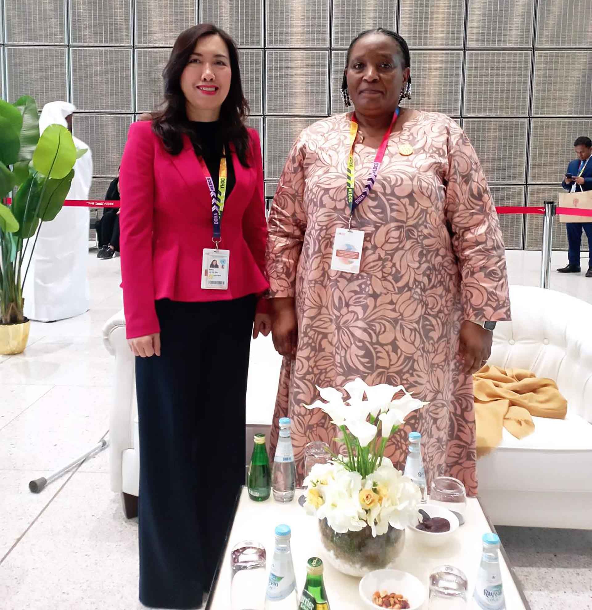 Thứ trưởng Ngoại giao Lê Thị Thu Hằng gặp Bộ trưởng Ngoại giao Eswatini.