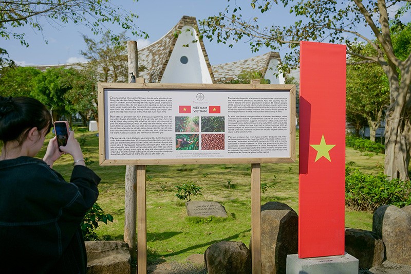 Du khách tìm hiểu nội dung “vành đai cà phê” của triễn lãm chuyên đề “Lịch sử cà phê thế giới” Du khách tìm hiểu nội dung “vành đai cà phê” của triễn lãm chuyên đề “Lịch sử cà phê thế giới”