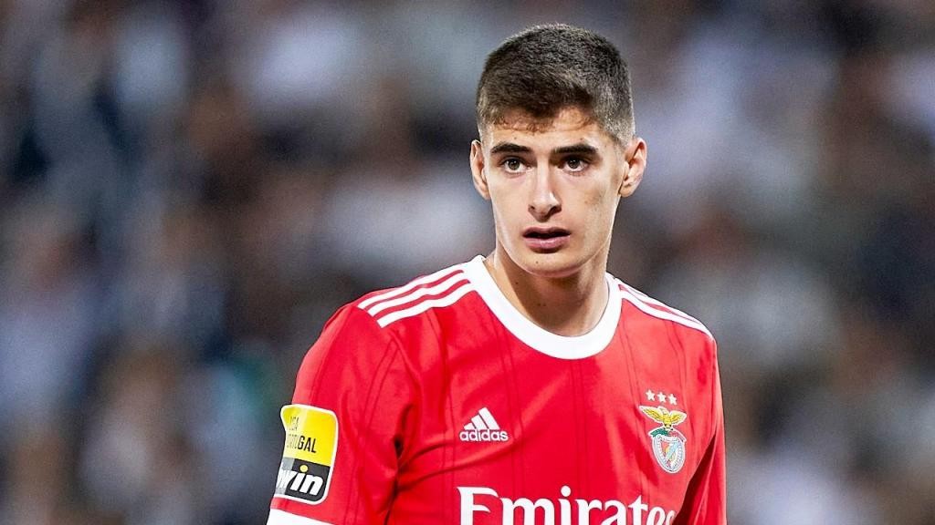 : Liverpool quan tâm Antonio Silva;