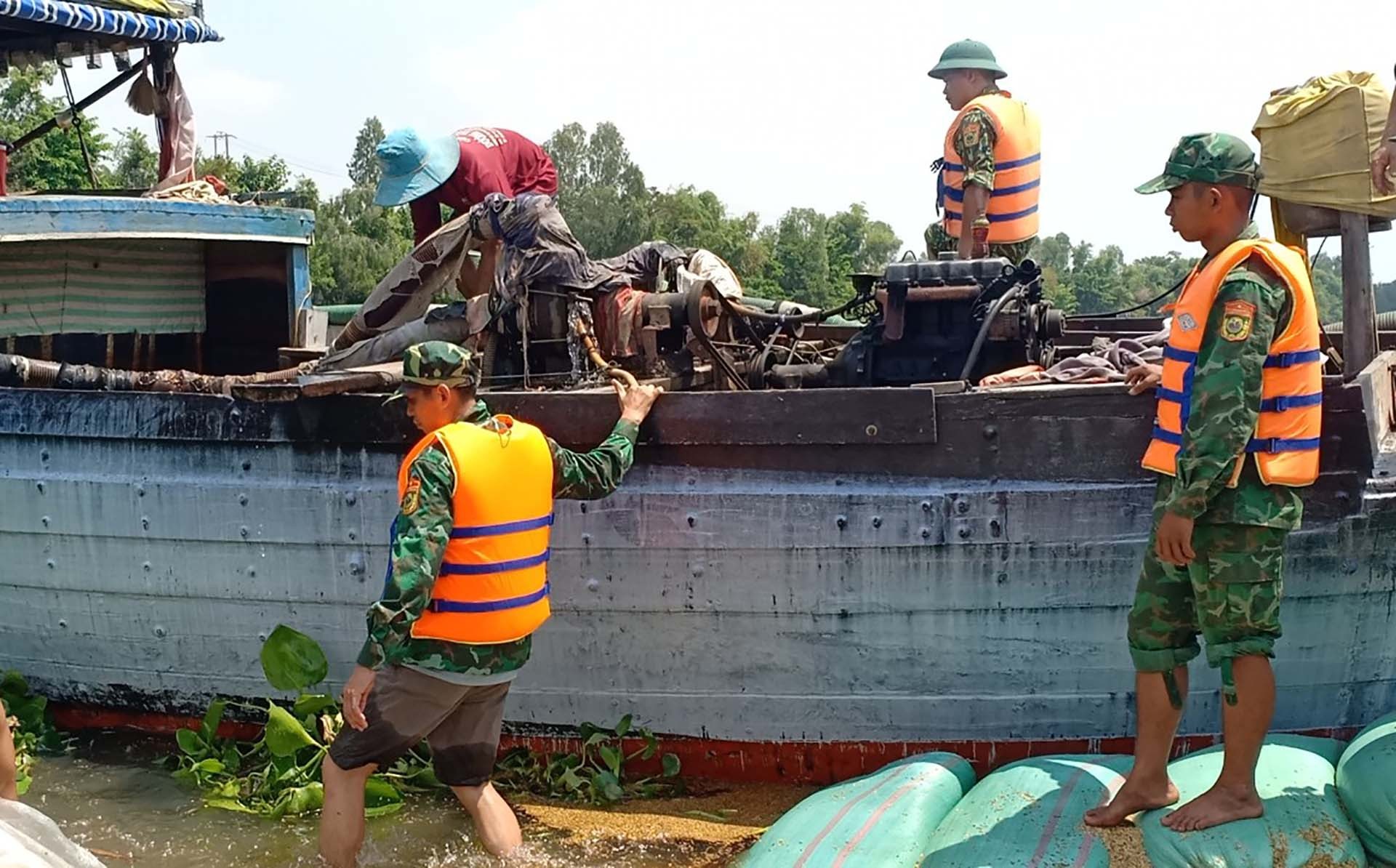 Bộ đội Biên phòng An Giang kịp thời cứu nạn 1 ghe chở lúa bị chìm. (Ảnh: Chiến Khu)