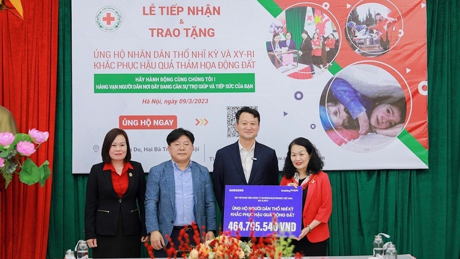 trao tang 200000 usd ho tro nguoi dan tho nhi ky va syria khac phuc hau qua dong dat