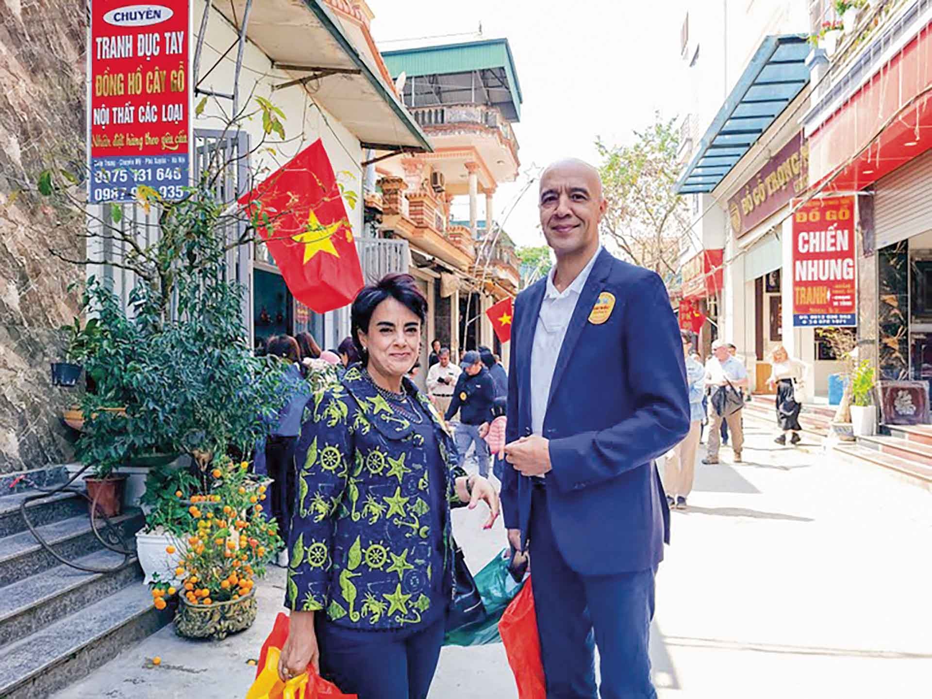 Đại sứ Morocco tại Việt Nam Jamale Chouaibi và phu nhân tham quan làng khảm trai Chuyên Mỹ. (Ảnh: Tuấn Việt)