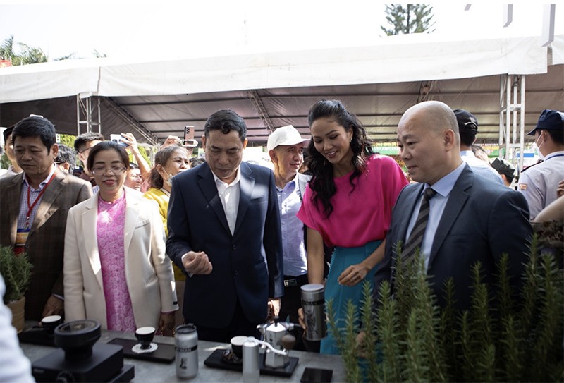Hoa hậu H’Hen Niê – Đại sứ Lễ hội Cà phê Buôn Ma Thuột 2023 tại Hội chợ triển lãm chuyên ngành cà phê được khai mạc vào sáng ngày 10/3