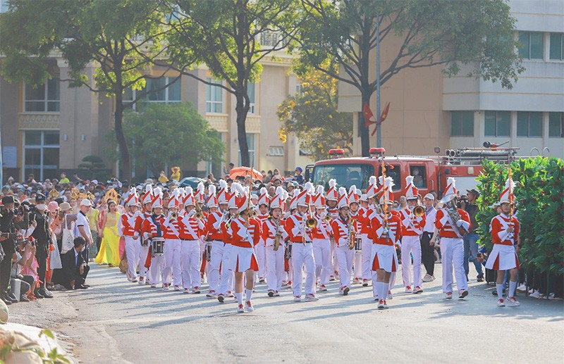 Lễ hội đường phố năm nay không sử dụng voi tham gia diễu hành, thay vào đó là các tiết mục diễu hành của nhiều đoàn nghệ thuật trong nước và quốc tế