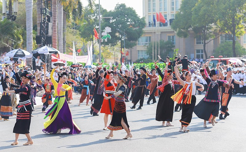 Tiết mục biểu diễn thể hiện nét lịch sử văn hóa của người đồng bào Tây Nguyên