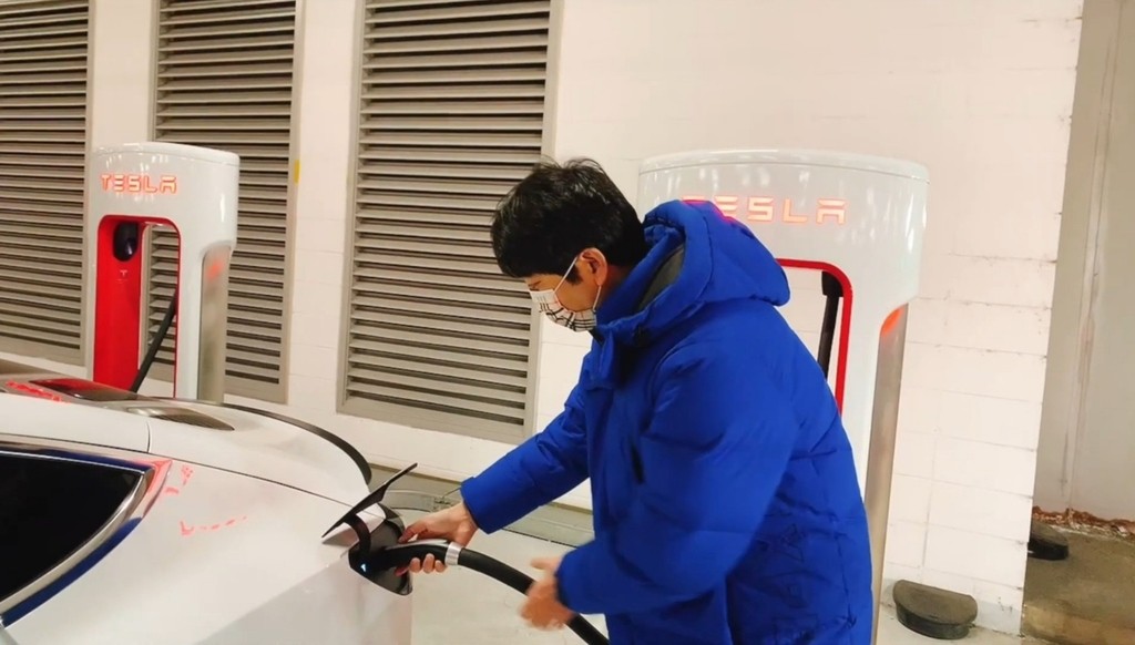 Anh Mark Woo (43 tuổi), một người có ảnh hưởng trên YouTube chuyên đánh giá xe điện trên kênh Mark World TV cá nhân, là một trong những người đầu tiên mua các mẫu xe Tesla. Anh Mark Woo (43 tuổi), một người có ảnh hưởng trên YouTube chuyên đánh giá xe điện trên kênh Mark World TV cá nhân, là một trong những người đầu tiên mua các mẫu xe Tesla.