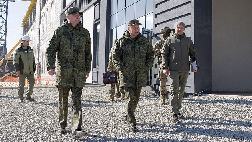 Bộ trưởng Quốc phòng Nga Sergei Shoigu (giữa) trong chuyến thị sát Mariupol, thành phố cảng chiến lược án ngữ hành lang trên bộ mà Nga kiểm soát từ tháng 5/2022. Chuyến thăm Mariupol nằm trong đợt công tác tiền tuyến của ông Shoigu, diễn ra trong bối cảnh