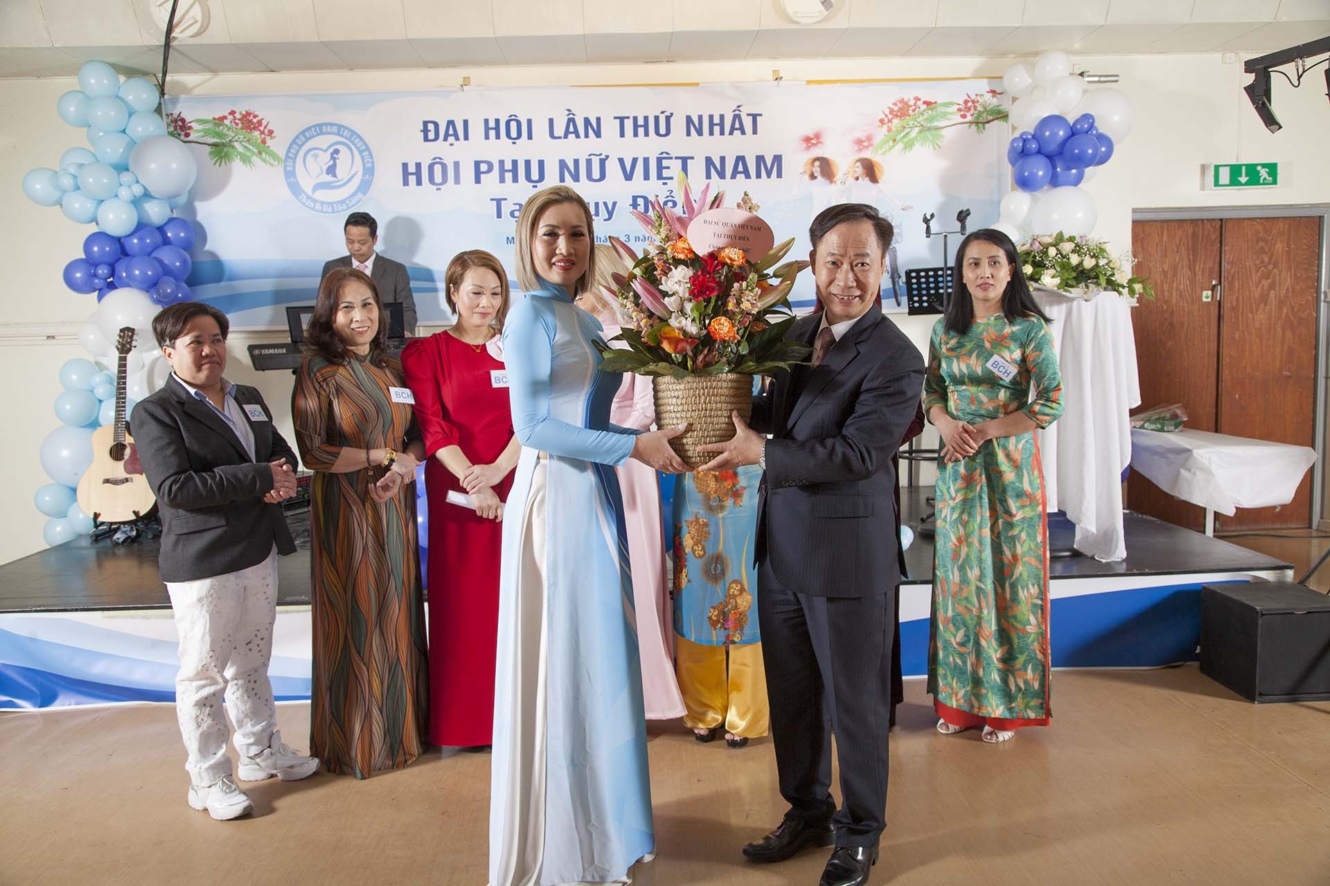 Đại sứ Phan Đăng Đương tặng hoa chúc mừng Đại hội. Đại sứ Phan Đăng Đương tặng hoa chúc mừng Đại hội.