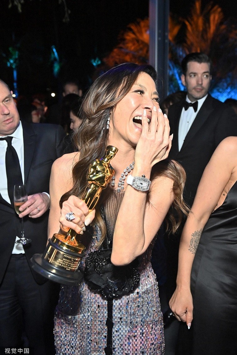 Dương Tử Quỳnh hân hoan khoe chiếc tượng vàng Oscar.