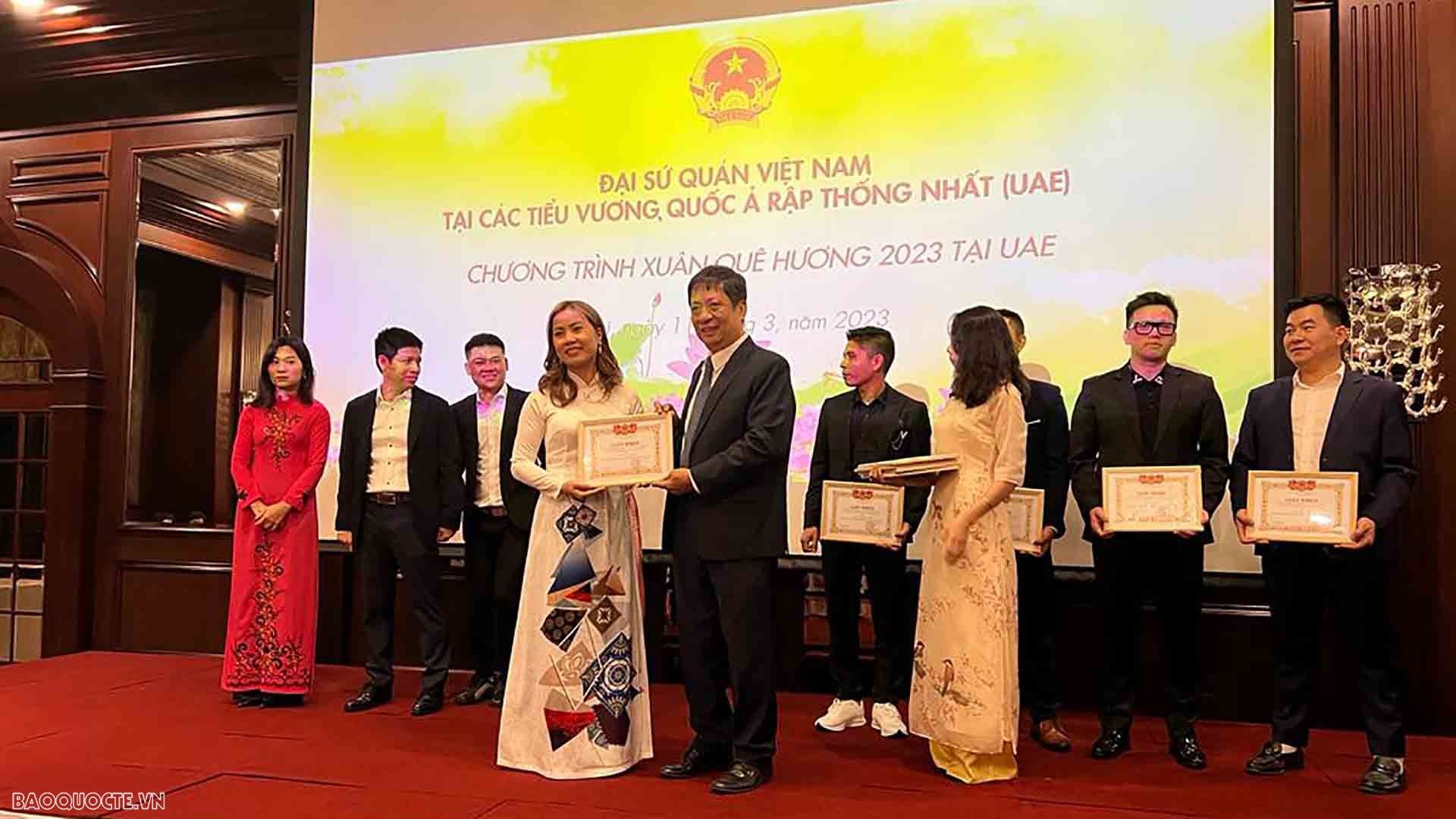 Đại sứ Nguyễn Mạnh Tuấn tôn vinh các kiều bào tiêu biểu, có nhiều đóng góp cho công tác cộng đồng tại UAE.