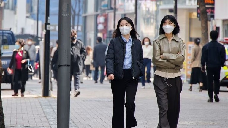 ca mac covid19 giam han quoc tiep tuc noi long quy dinh deo khau trang