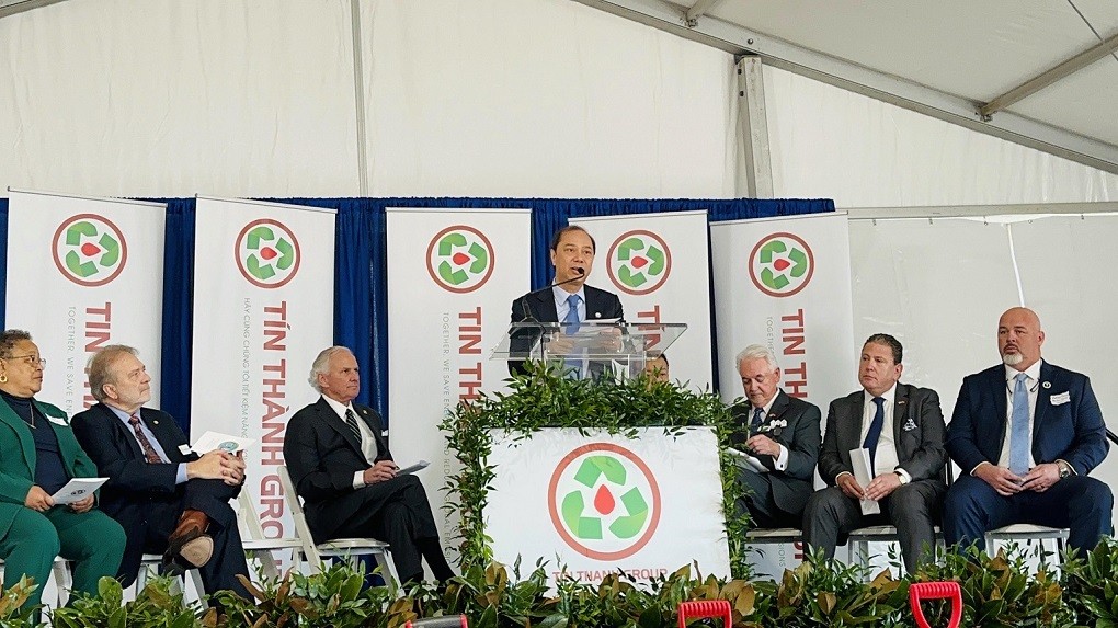 Đại sứ Nguyễn Quốc Dũng đã tham dự và phát biểu tại lễ khởi công nhà máy đắp lốp và tái chế lốp do Tập đoàn Tín Thành đầu tư xây dựng.