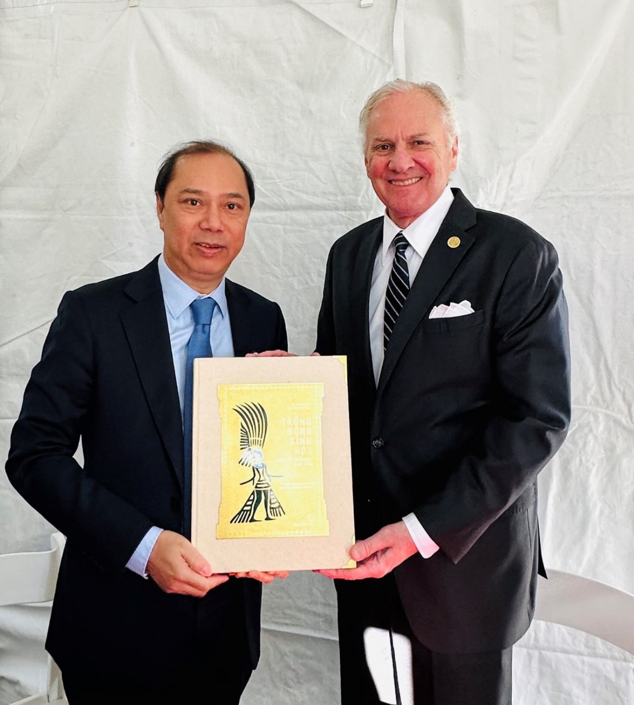 Đại sứ Nguyễn Quốc Dũng gặp Thống đốc bang South Carolina Henry McMaster.